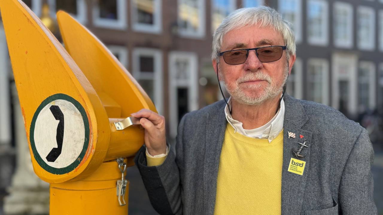 Louis van der Kallen bij zijn praatpaal (foto: Erik Peeters)
