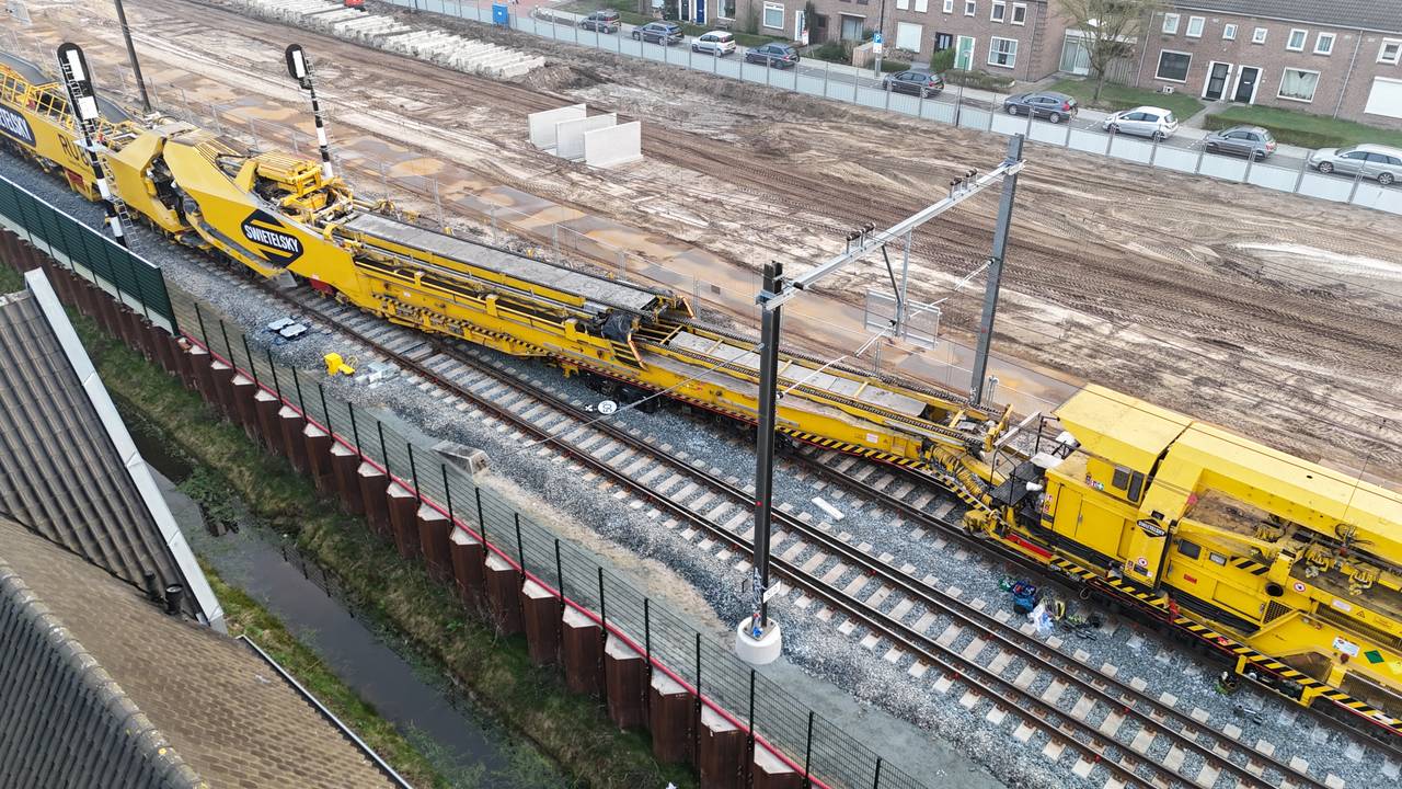 Ontspoorde werktrein bij Vught (Foto: Roland Heitink / Persbureau Heitink_