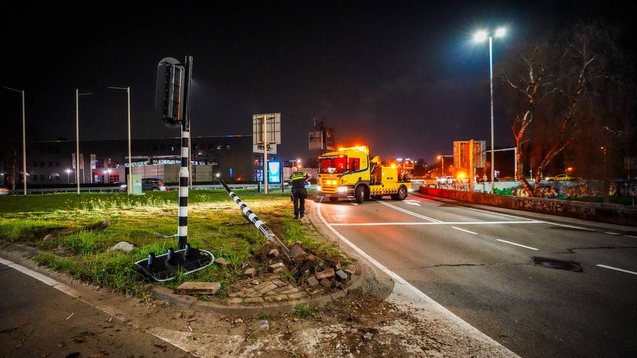 De automobilist ramde een verkeerslicht, daarna vielen alle verkeerslichten op de turborotonde in Eindhoven uit (foto: Persbureau Heitink).