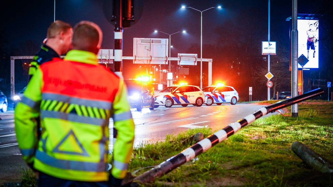 De dronken automobilist veroorzaakte en ravage op de turborotonde in Eindhoven (foto: Persbureau Heitink).