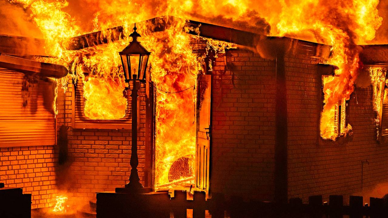 Het chalet in Schaijk was niet te redden (foto: Lucas Lammers/Persbureau Heitink).