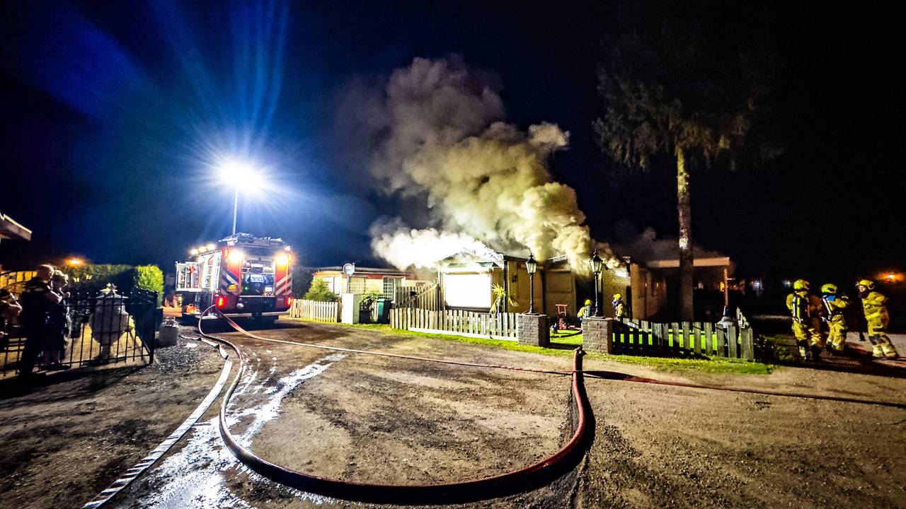 De brandweer koos ervoor het chalet in Schaijk gecontroleerd te laten uitbranden (foto: Lucas Lammers/Persbureau Heitink).