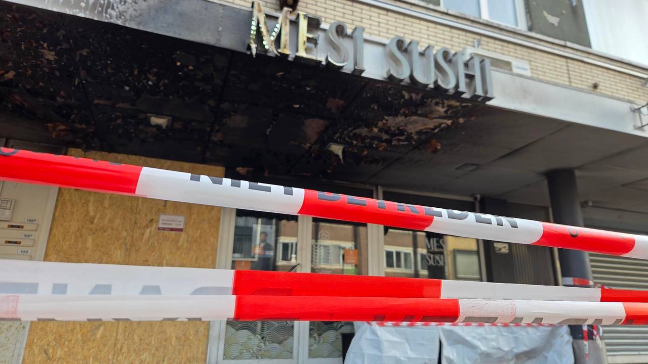 De sushizaak in Eindhoven is na de explosie afgezet (foto: Omroep Brabant).