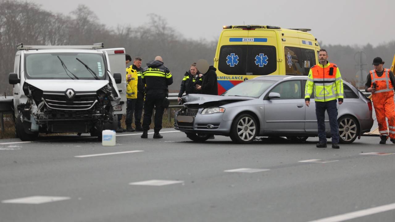 Meerdere auto's botsten op elkaar (foto: Christian Treats/Persbureau Heitink).