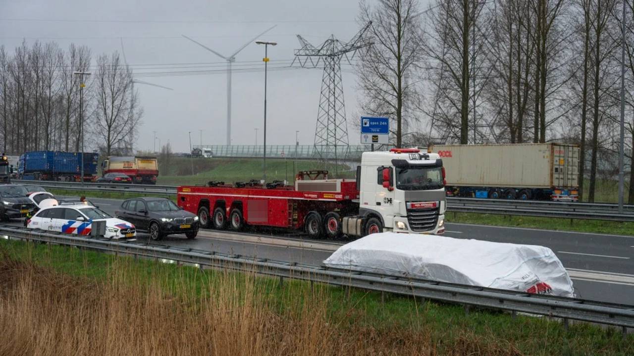De vrachtwagen verloor een groot pakket asbest (foto: Tom van der Put/Persbureau Heitink).