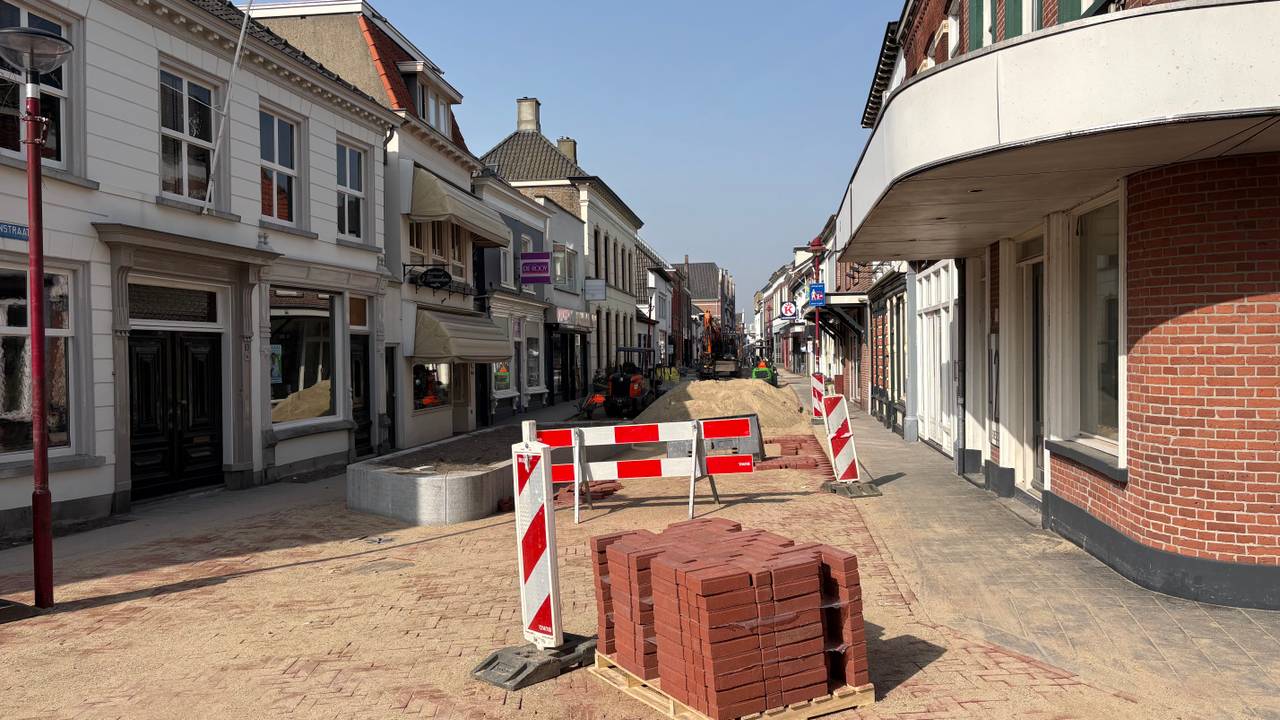 Werkzaamheden aan de haven en de winkelstraat in Halderberge (archieffoto).