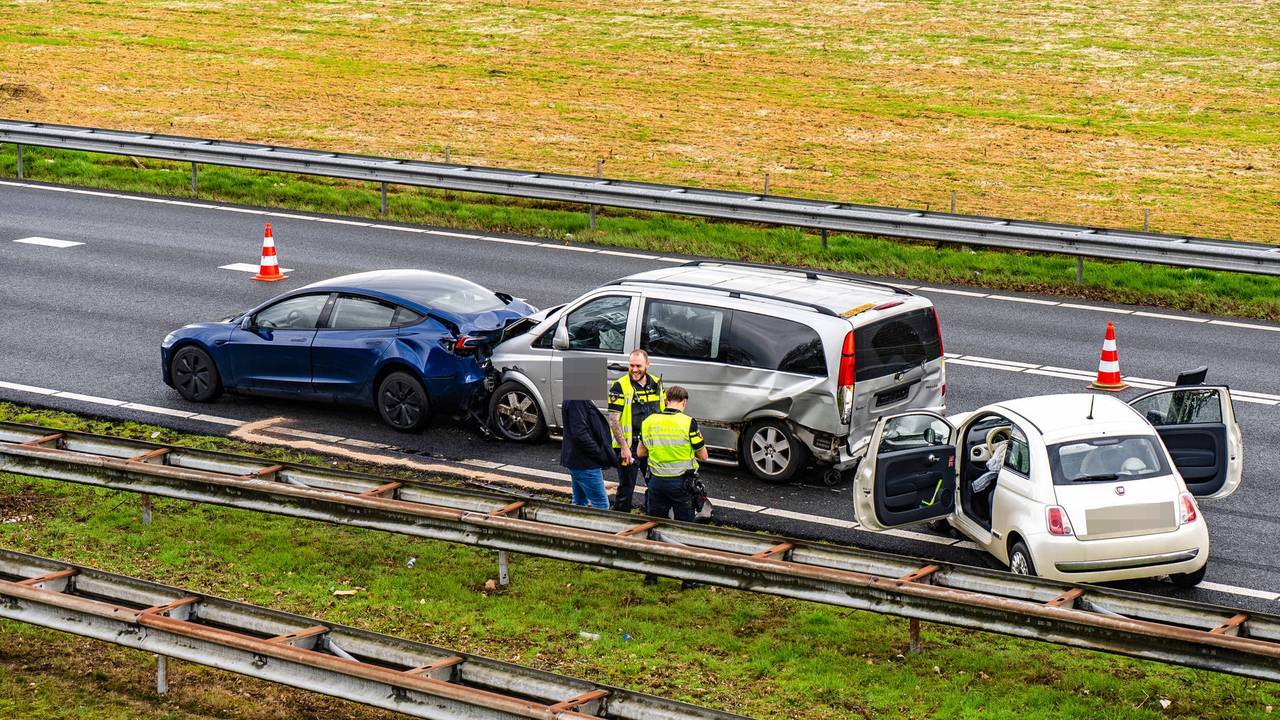 Kettingbotsing op A50, ook passagier in rolstoel gewond