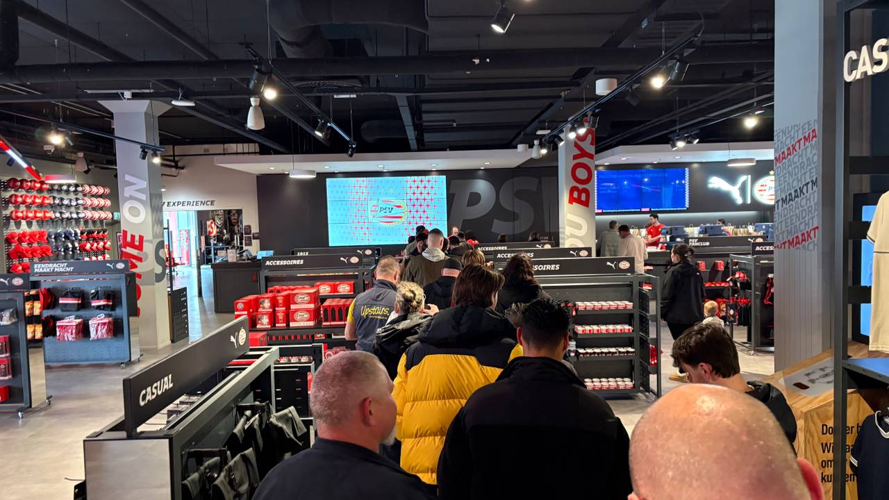 Drukte in de PSV FANstore in Eindhoven (foto: Ruud Ritzen).