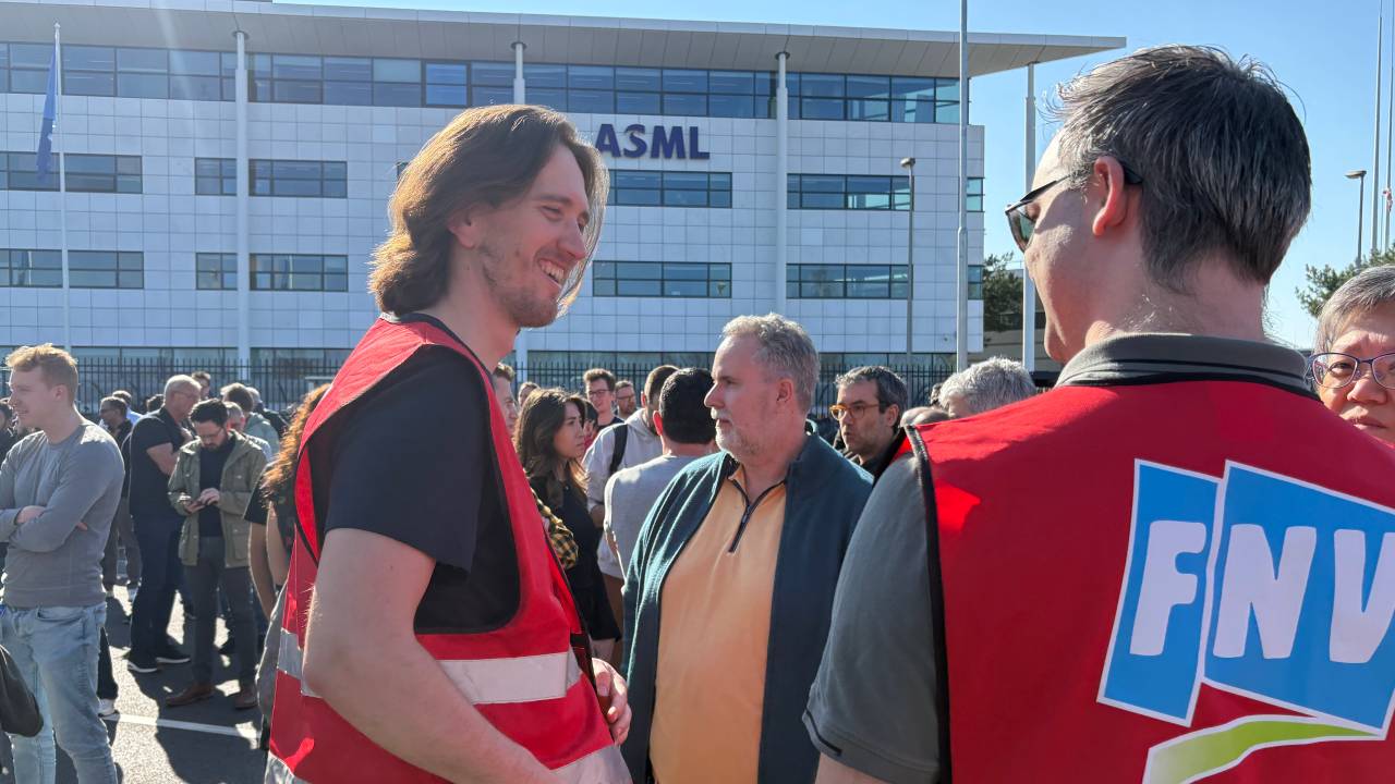 Een protestactie van de vakbonden bij ASML (foto: Rogier van Son).