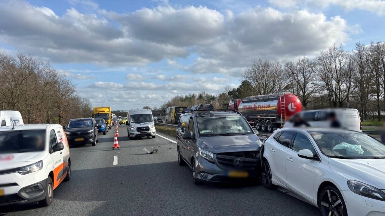 Botsing op A2 bij Maarheeze (foto: Rijkswaterstaat Verkeersinformatie).