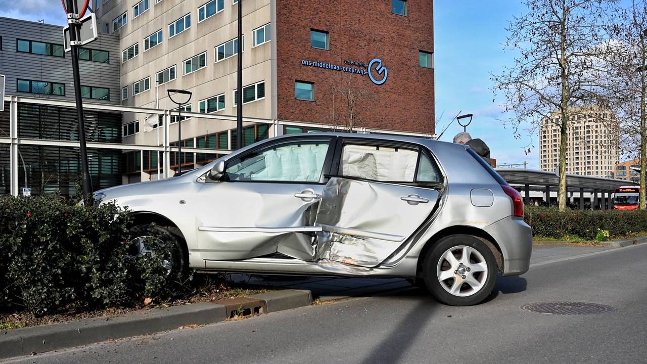 Bus raakt auto in TIlburg, bestuurder wilde keren op busbaan