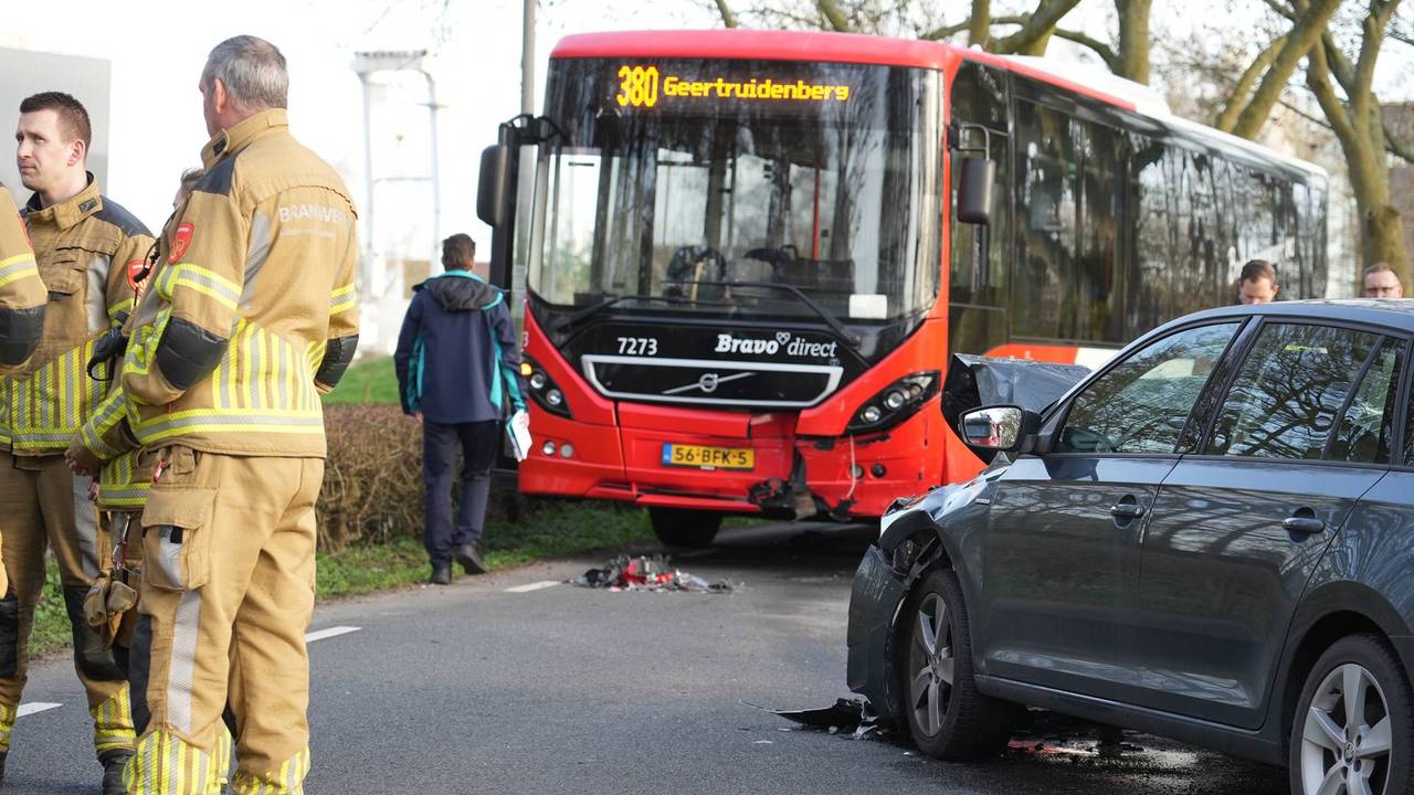 Wéér botst bus met auto, bestuurder met spoed naar ziekenhuis