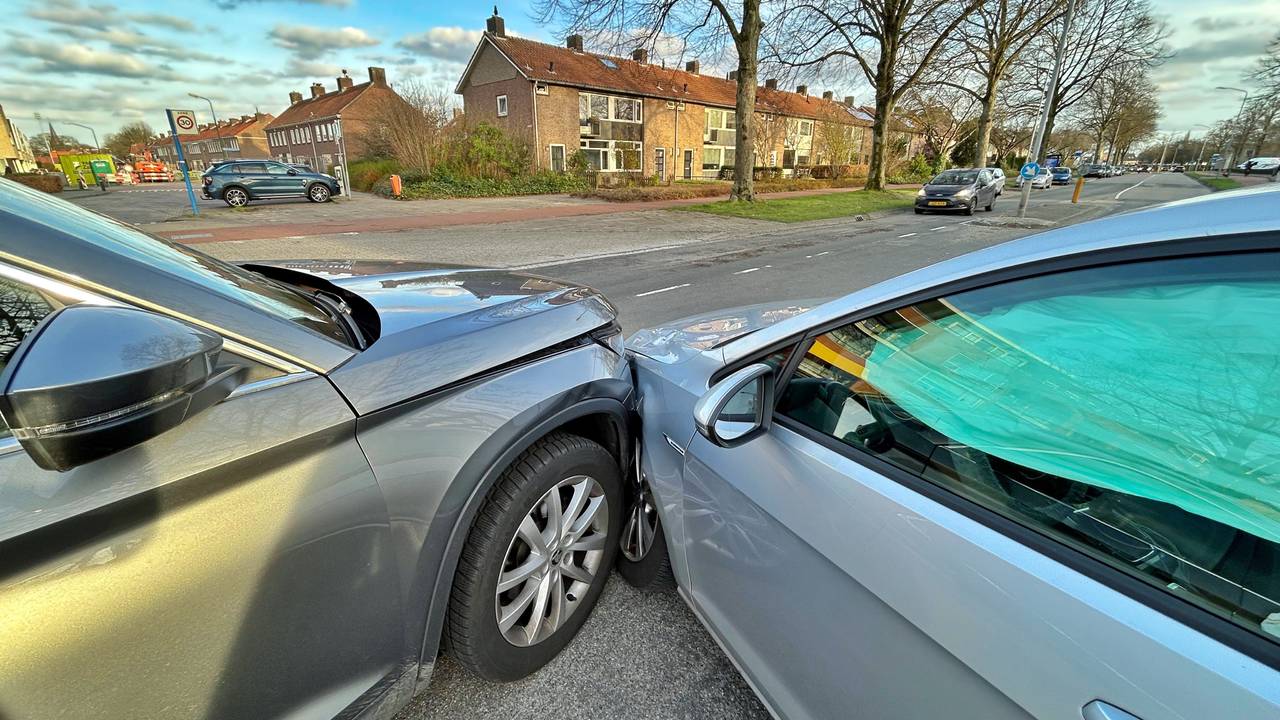 Twee auto's botsen op kruising in Veldhoven (foto: Rico Vogels/Persbureau Heitink).