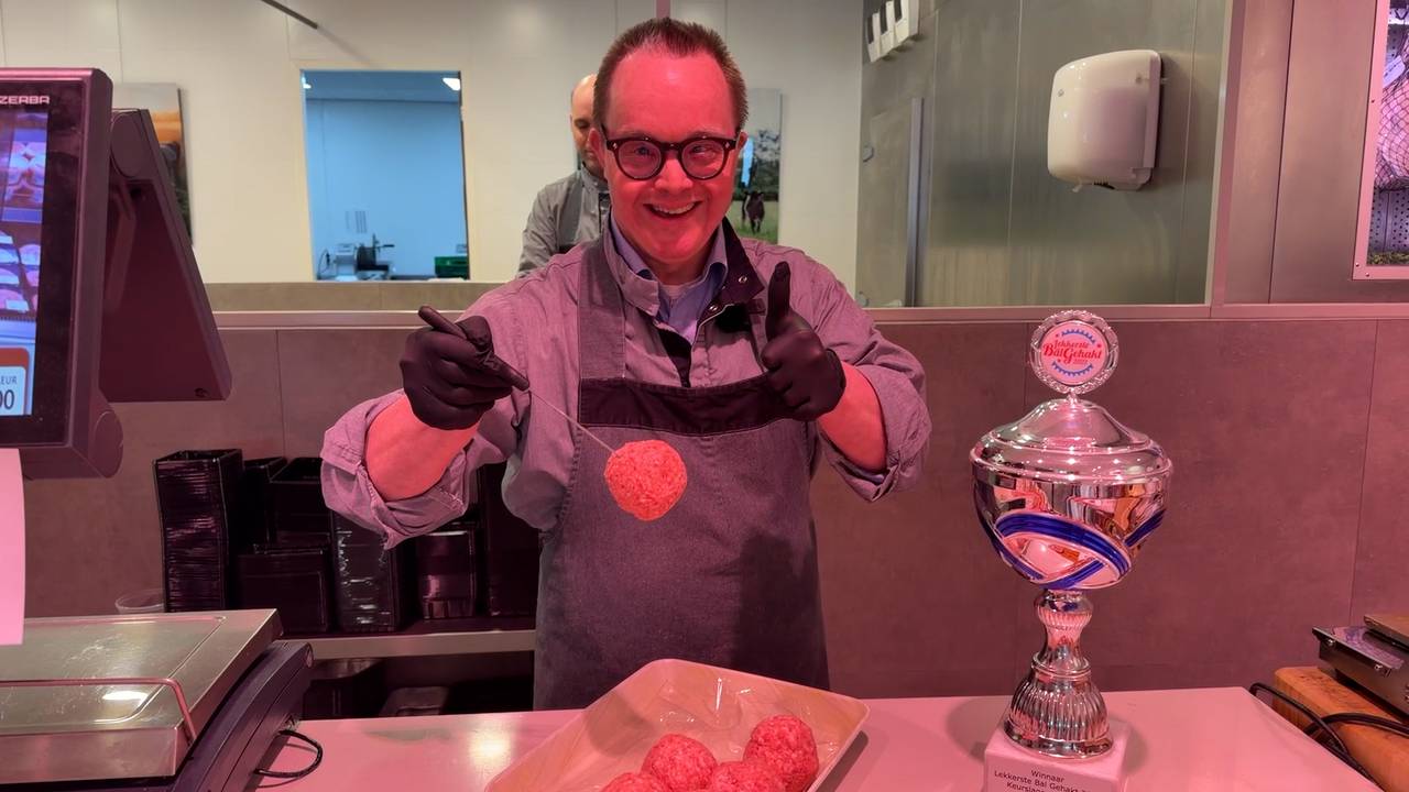 Wouter van Haaren bij slagerij van Hest in Goirle