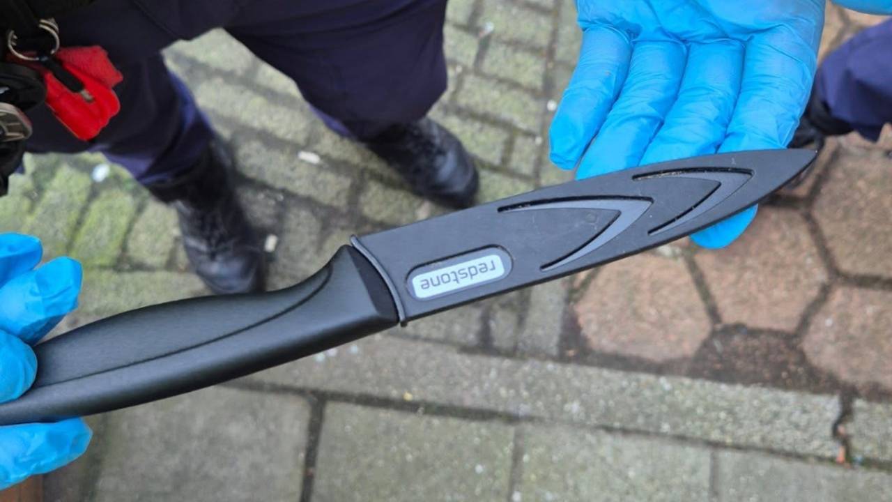 Het mes dat in beslag werd genomen tijdens de controle in Eindhoven (foto: handhaving Eindhoven).