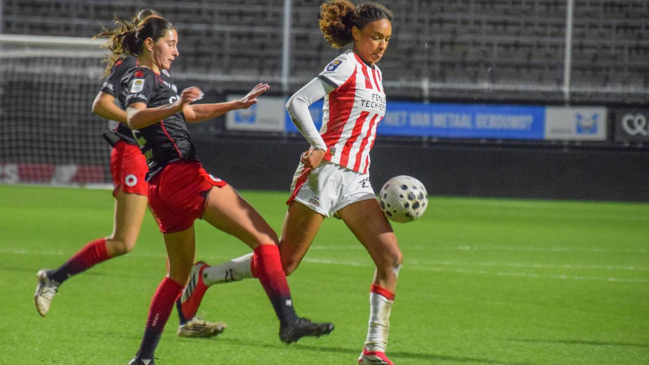Nina Nijstad aan de bal in Rotterdam (foto: ANP).