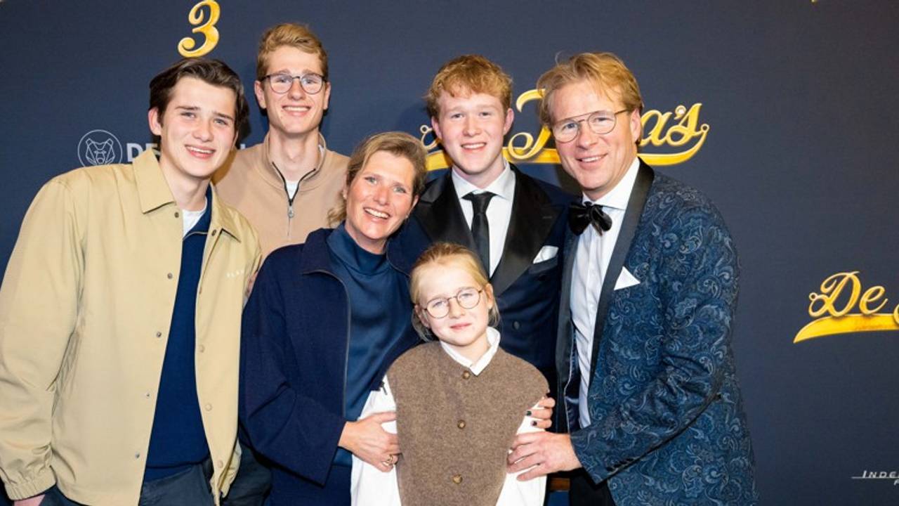 Leo Alkemade met zoon Mick, zoon Kars en zoon Boris, dochter Liselotje en zijn partner Margriet Baalmann bij de premiere van De Tatta's 3 in Pathe Noord in Amsterdam (foto: ANP).