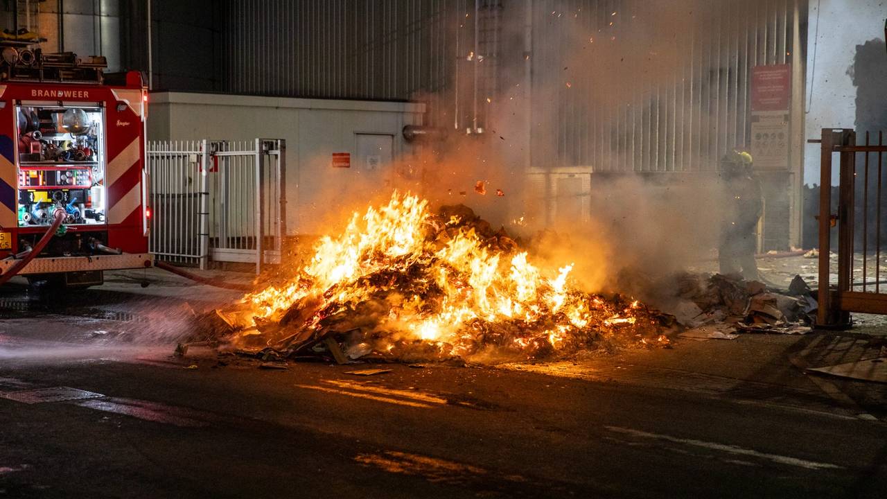 Brand bij recyclingbedrijf: stapels oud papier in brand