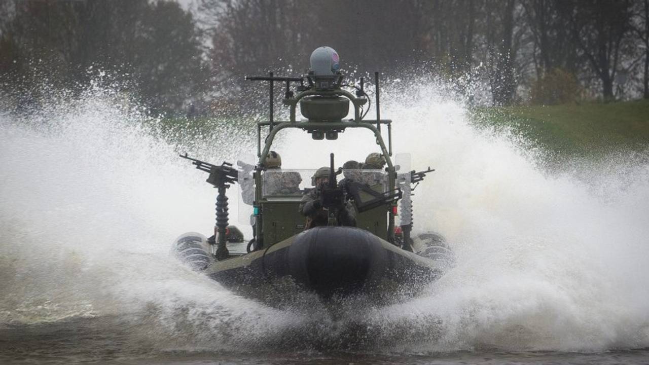 Aanvalsboot oefent bij de vaarschool (foto: ministerie van defensie)