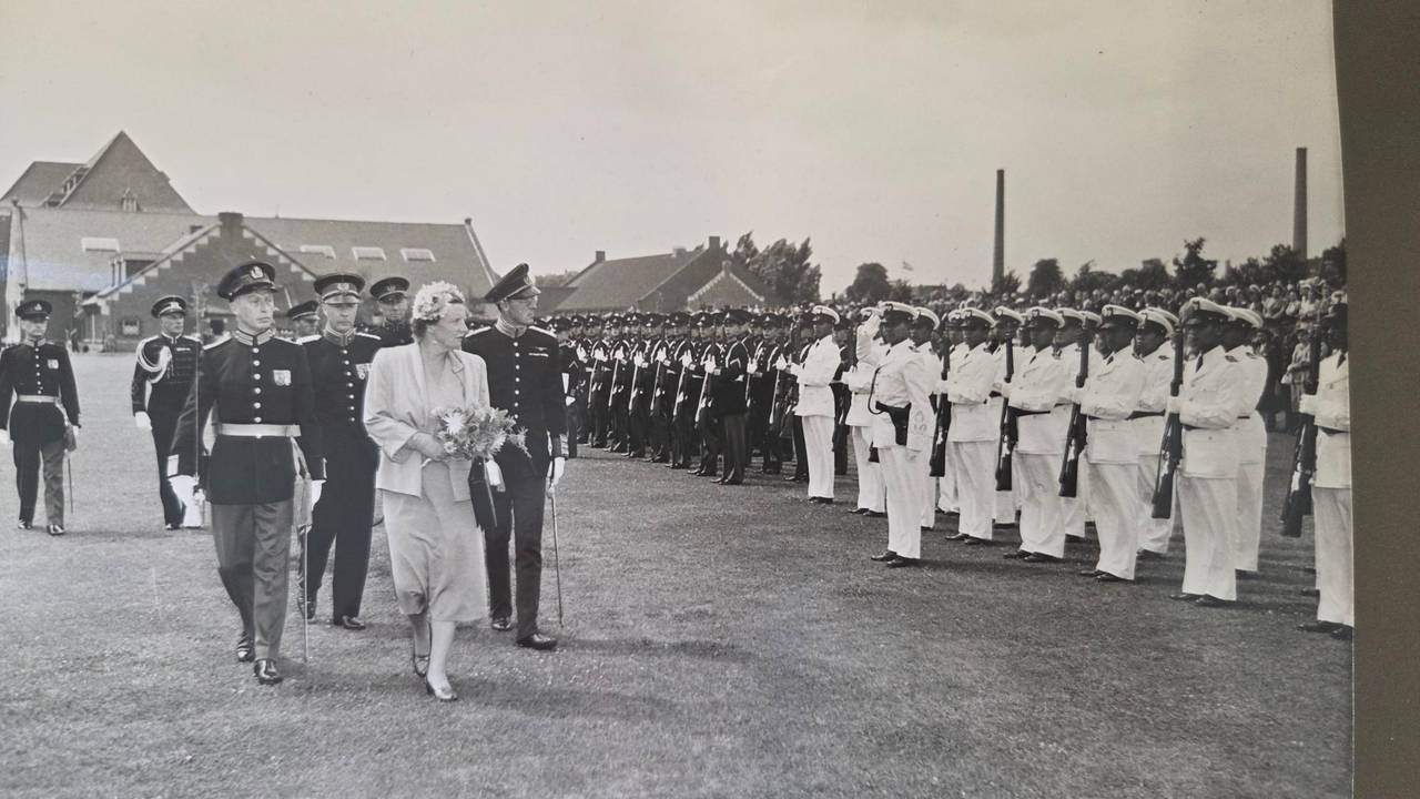 Koningin Juliana inspecteert in 1953 de Indonesische cadetten tijdens het 125-jarige bestaan van de KMA in Breda (foto: KMA)