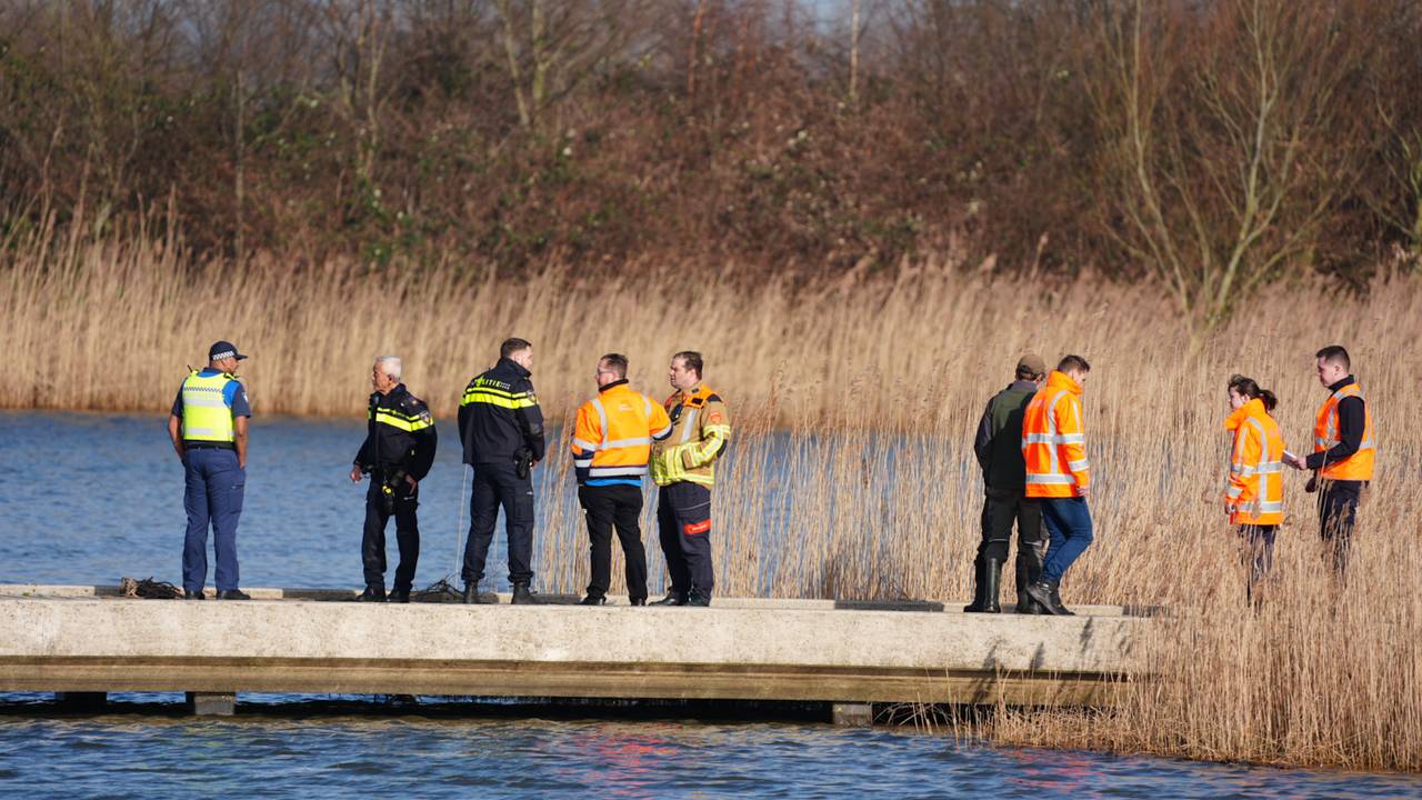 Vrachtwagen door brug gezakt (foto: Erik Haverhals / Persbureau Heitink). 