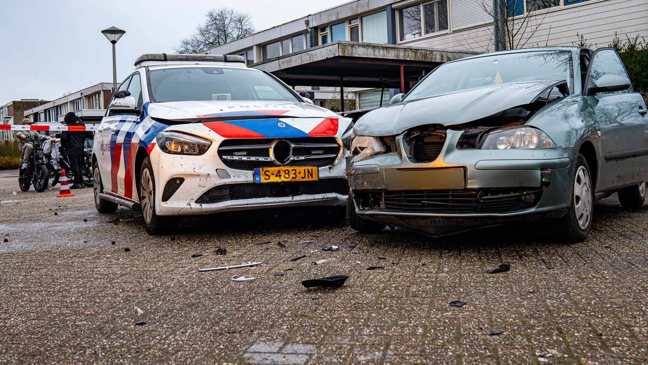 De politieauto raakte bij de achtervolging beschadigd (foto: Harrie Grijseels/SQ Vision).