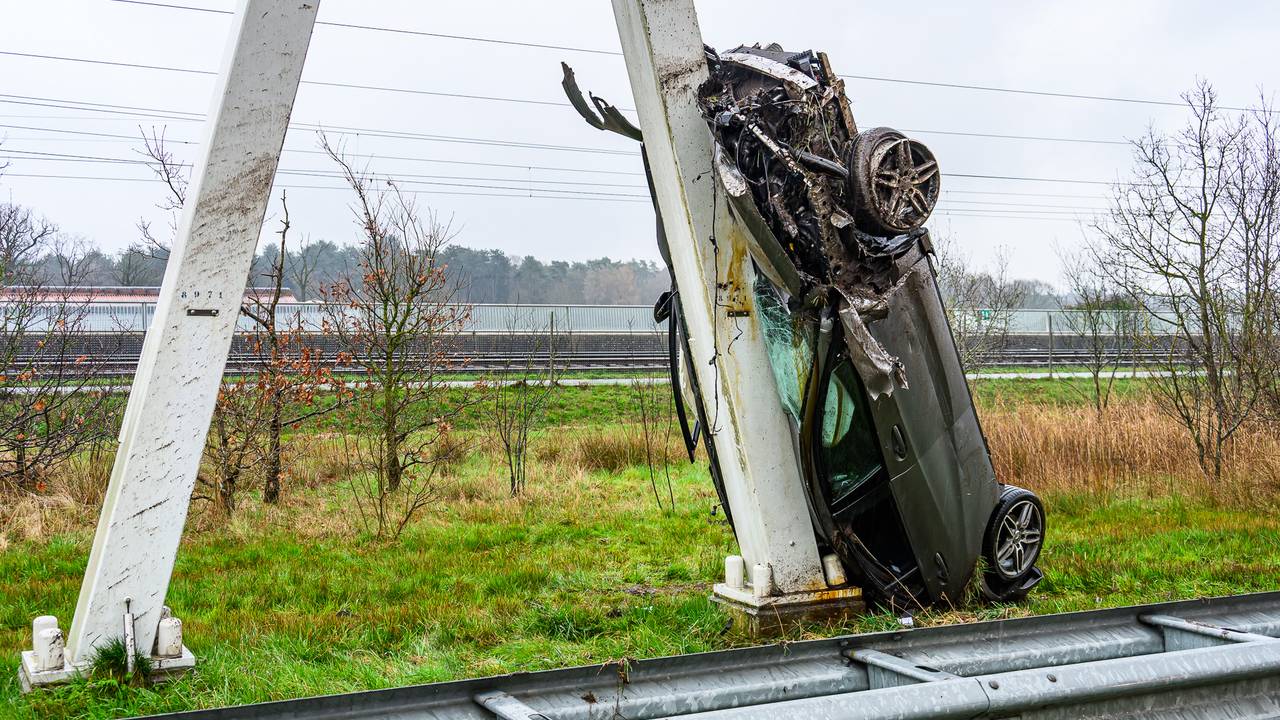 Hoe het zo mis kon gaan op de A16 bij Breda wordt onderzocht (foto: Tom van der Put/Persbureau Heitink).