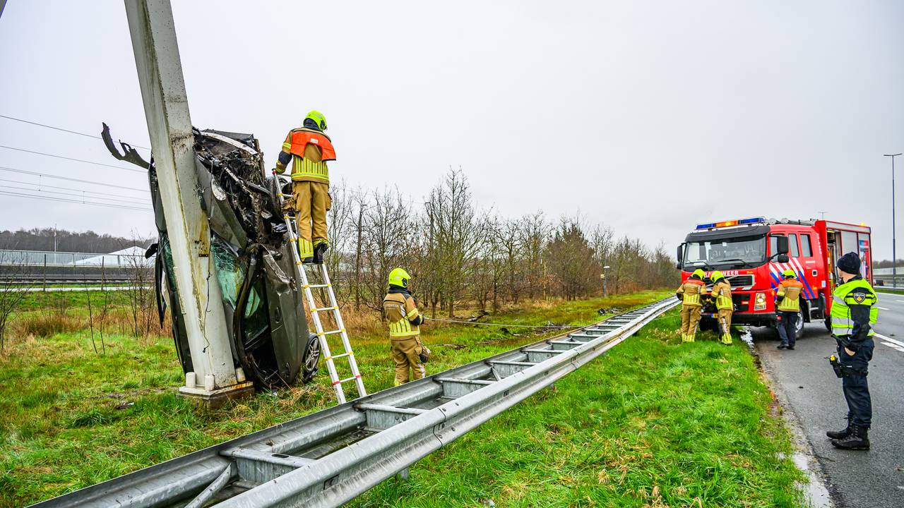 De automobilist kon zelf uit de gecrashte auto komen (foto: Tom van der Put/Persbureau Heitink).