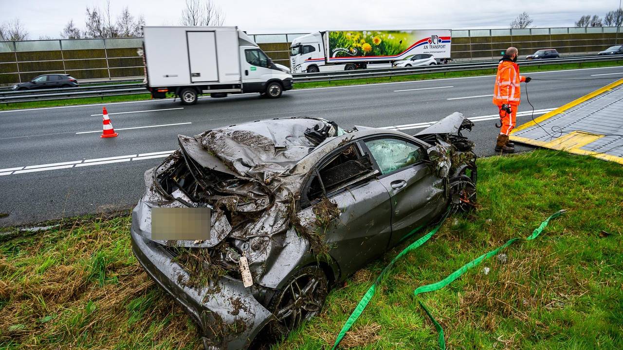 Van de auto is na de crash op de A16 bij Breda weinig over (foto: Tom van der Put/Persbureau Heitink).