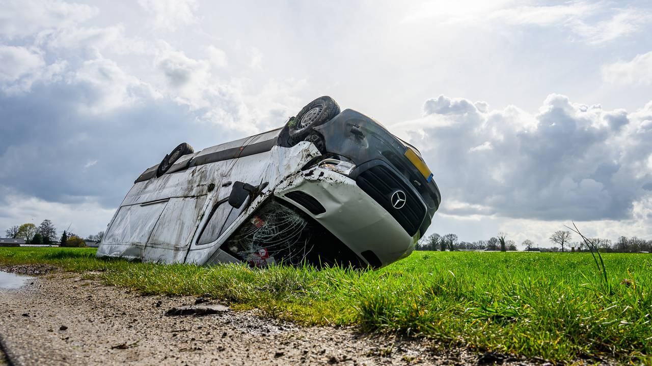Bestelbus op kop in de berm (foto: Tom van der Put/Persbureau Heitink).