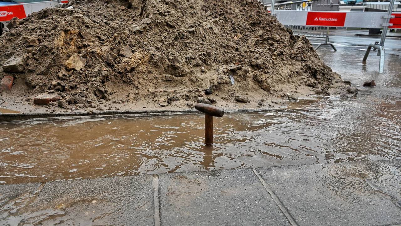 Vrouw valt in sinkhole in Tilburg en gaat met boodschappen kopje onder