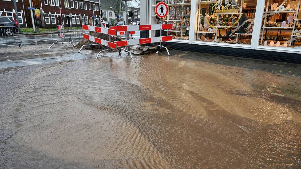 Na het raken van de waterleiding kwam veel water vrij (foto: Toby de Kort/Persbureau Heitink).