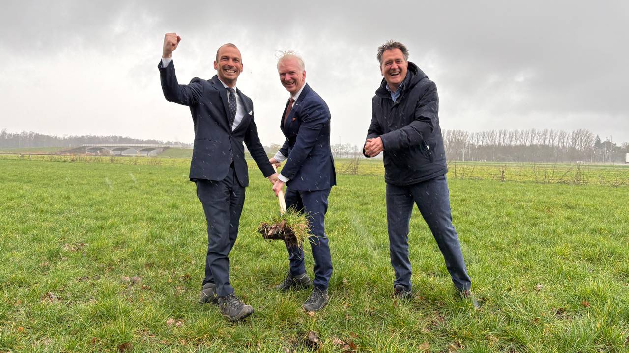 Eerste schop de grond in voor bouw ASML in Eindhoven