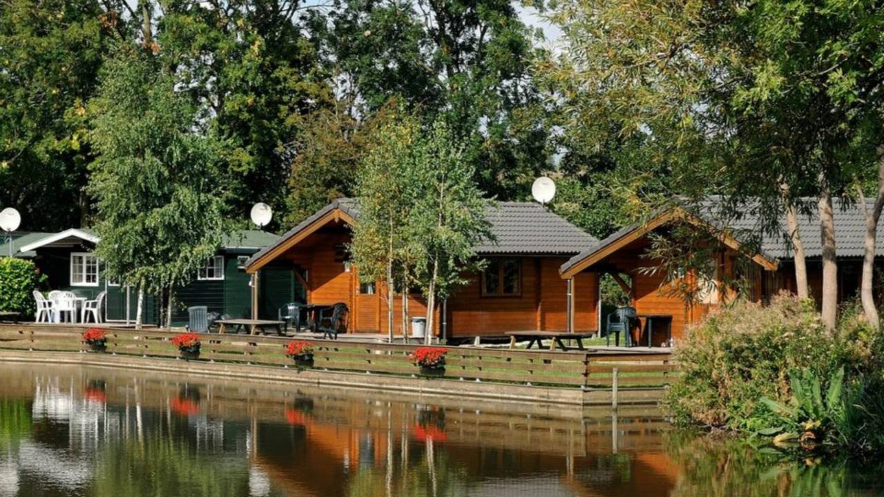 Bungalows aan het water op de voormalige camping Bovensluis (foto: Recreatiepark Bovensluis)