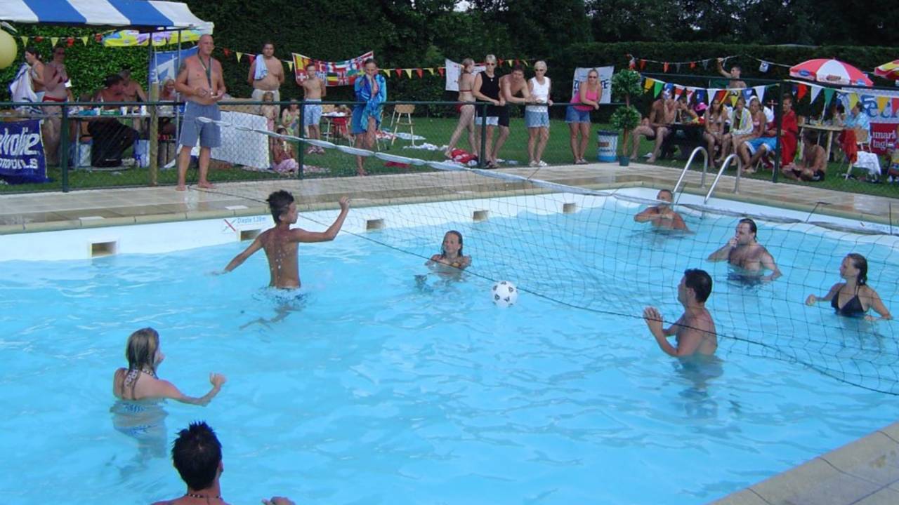 Het zwembad op de voormalige camping Bovensluis (foto: Recreatiepark Bovensluis)