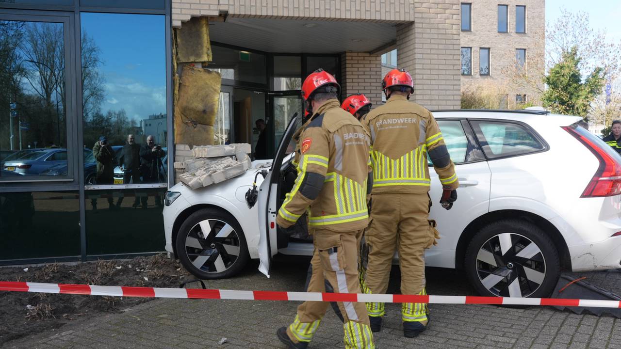 Auto rijdt tegen gevel van kantoor in Waalwijk