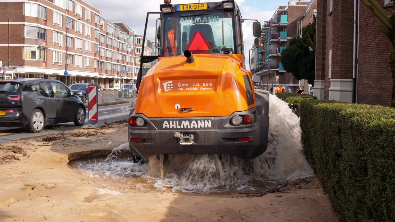 Gesprongen waterleiding in Helmond (foto: Harrie Grijseels/Persbureau Heitink).