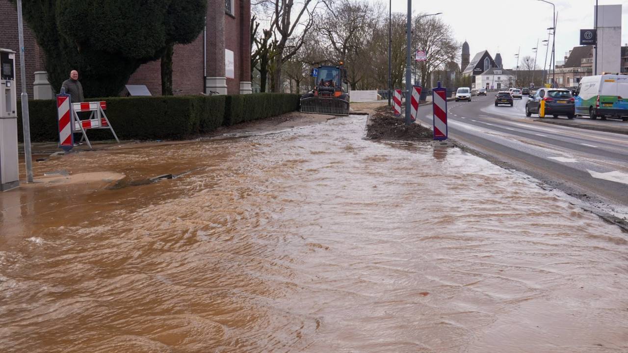 Gesprongen waterleiding in Helmond (foto: Harrie Grijseels/Persbureau Heitink).