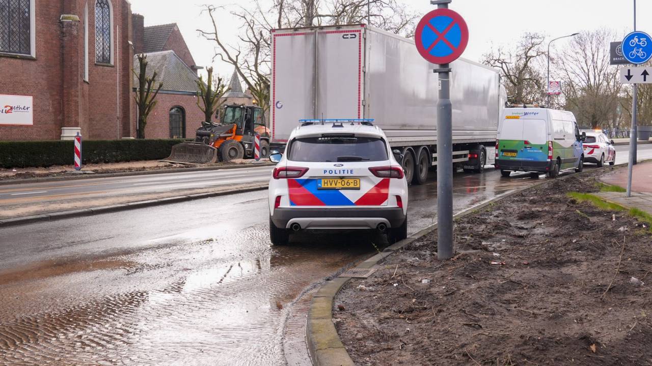 Gesprongen waterleiding in Helmond (foto: Harrie Grijseels/Persbureau Heitink).