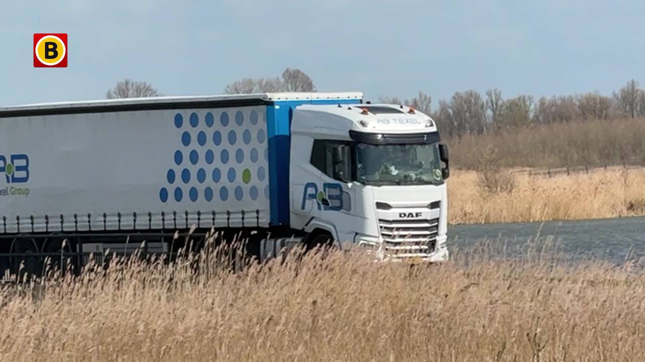 Vrachtwagen door fietsbrug gezakt: lading gelost, truck staat er nog wel