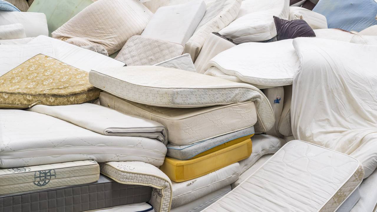 Oude matrassen worde in Riel gerecycled (foto: ANP).