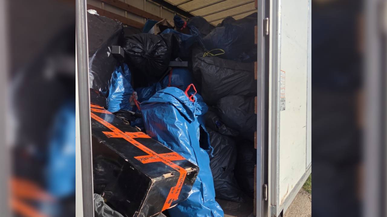 Bedrijfswagen met drugsafval aangetroffen na melding van anijsgeur (foto: Politie Veldhoven Waalre).