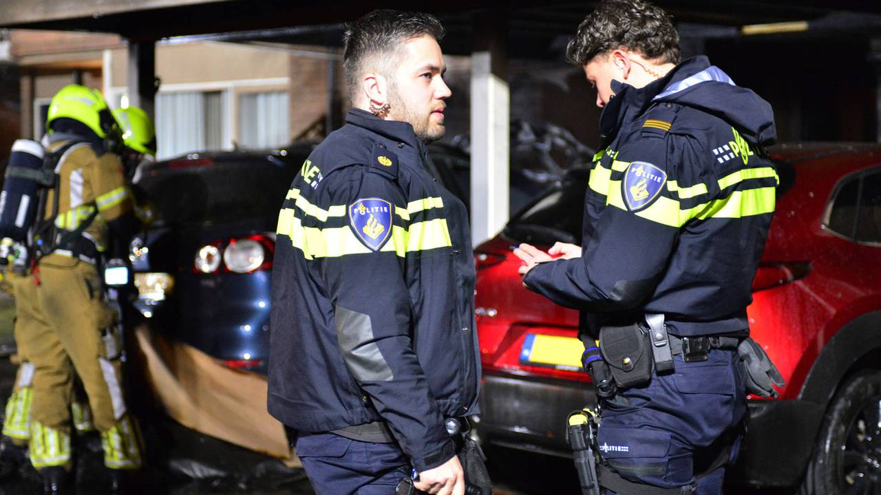 De politie doet onderzoek aan de Somerweide en houdt rekening met brandstichting (foto: Perry Roovers/Persbureau Heitink).