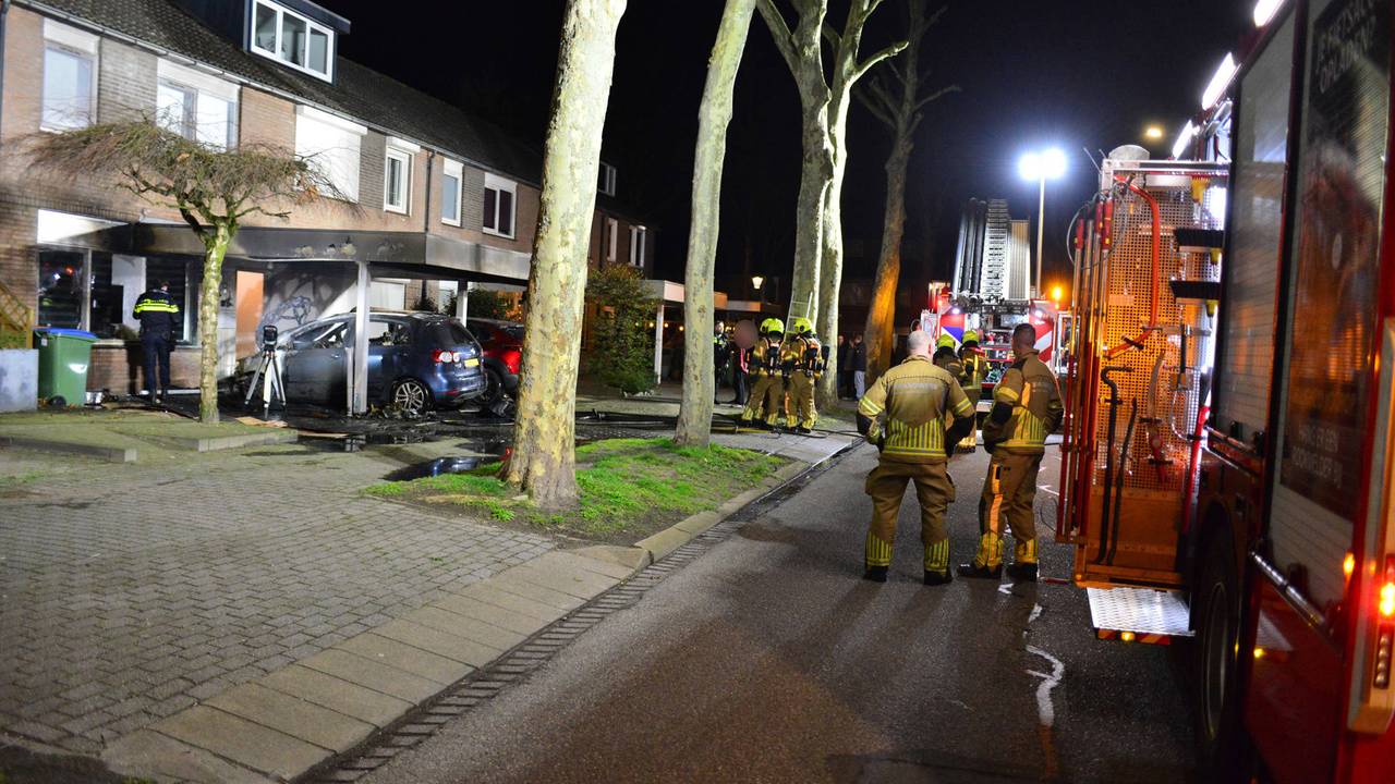 De brandweer was snel aanwezig aan de Somerweide, maar kon niet voorkomen dat er veel schade ontstond (foto: Perry Roovers/Persbureau Heitink).