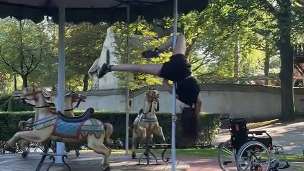 Feya Fern in actie in de kinderdraaimolen in de Efteling (afbeelding: TikTok Feya Fern).