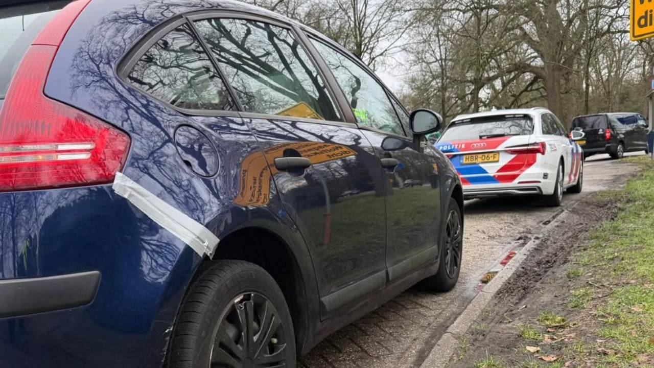 De bestuurder werd binnen een half uur opnieuw betrapt op het rijden zonder rijbewijs. (Foto: Instagram / Verkeerspolitie_oostbrabant.)