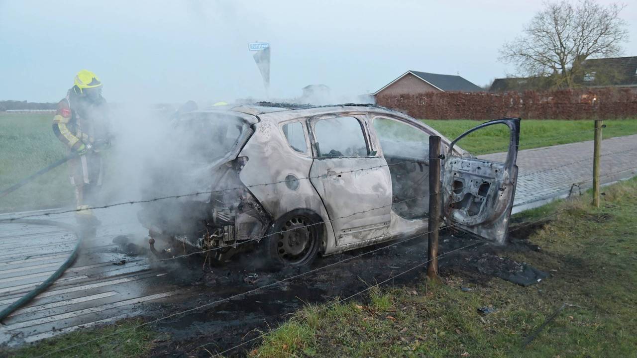De bestuurder kwam met de schrik vrij, maar de auto ging volledig verloren (Foto: Perry Roovers / Persbureau Heitink.)