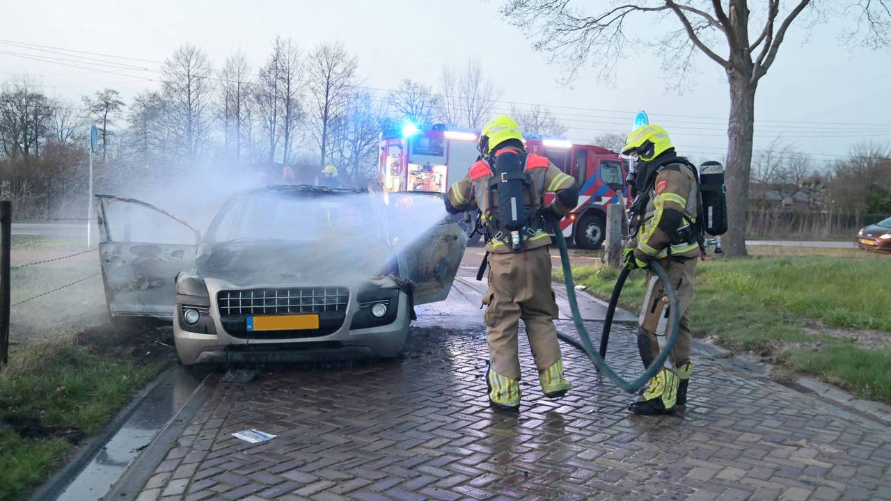 De bestuurder kwam met de schrik vrij, maar de auto ging volledig verloren (Foto: Perry Roovers / Persbureau Heitink.)