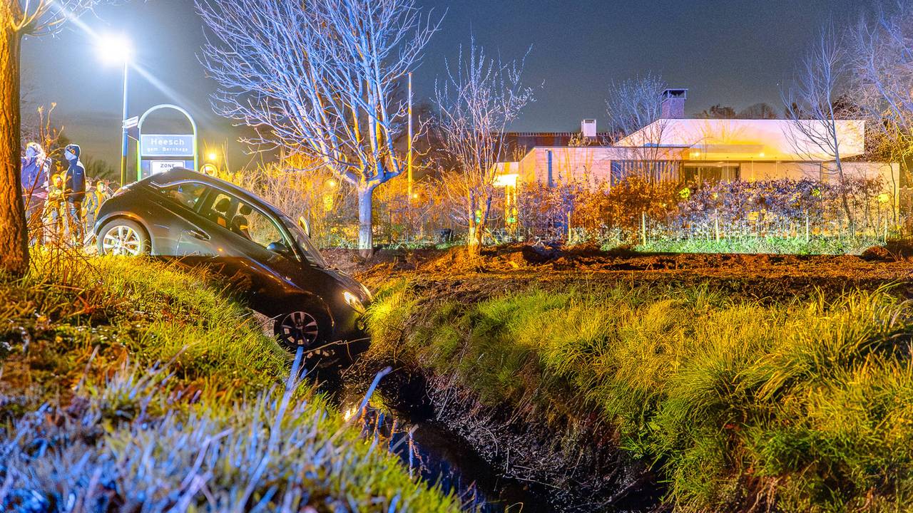 De auto kwam in de sloot naast de kruising terecht. (Foto: Lucas Lammers / Persbureau Heitink.)
