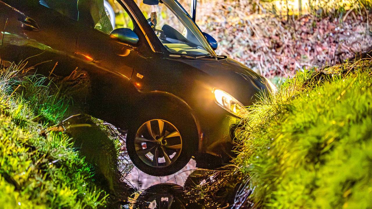 De auto kwam in de sloot naast de kruising terecht. (Foto: Lucas Lammers / Persbureau Heitink.)